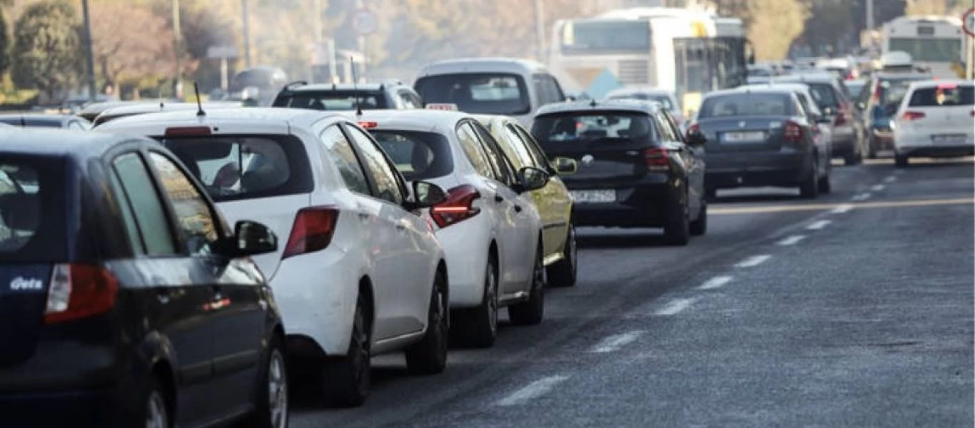 Μποτιλιάρισμα στην Πειραιώς προς το λιμάνι - Χύθηκαν λάδια από φορτηγό